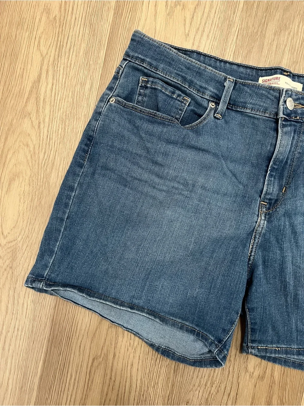 Signature by Levi Strauss Mid Rise Denim Shorts Women’s Size 12